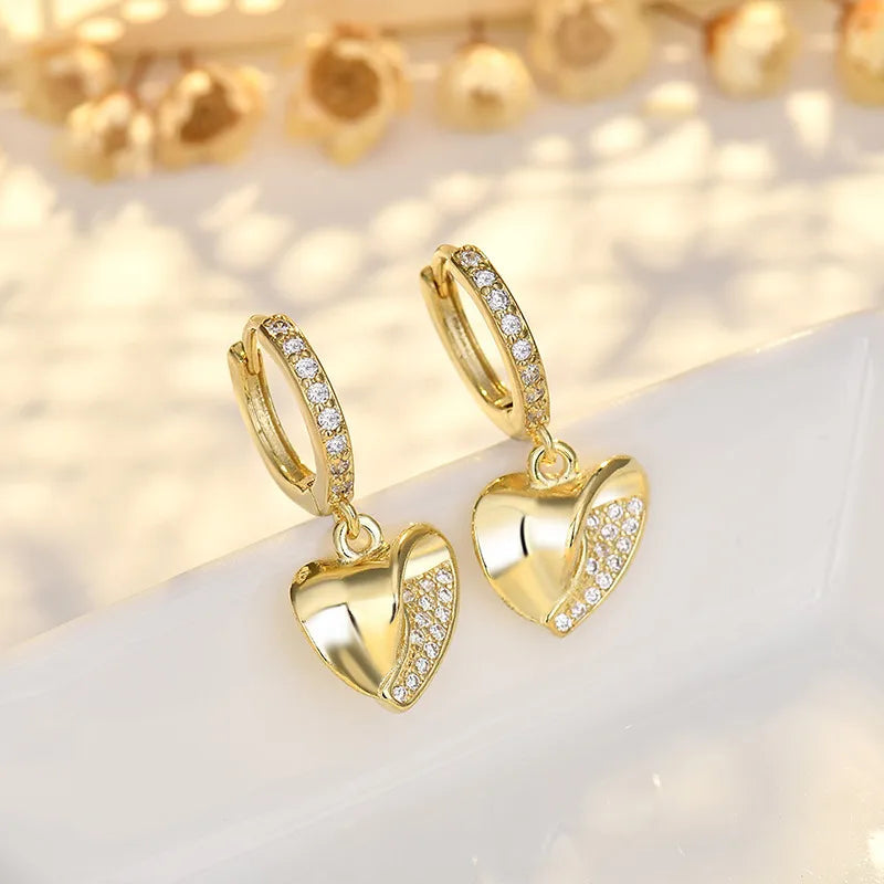 Créoles dorées avec pendentifs cœur pavés de zircons et anneaux miroir