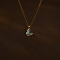 Collier papillon nacre irisée sur chaîne dorée en acier inoxydable