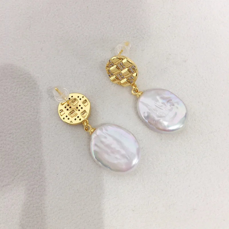 Boucles d’oreilles pendantes plaqué or 18K, perles nacrées en goutte, motif damier.