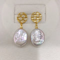 Boucles d’oreilles pendantes plaqué or 18K, perles nacrées blanches, motif damier.