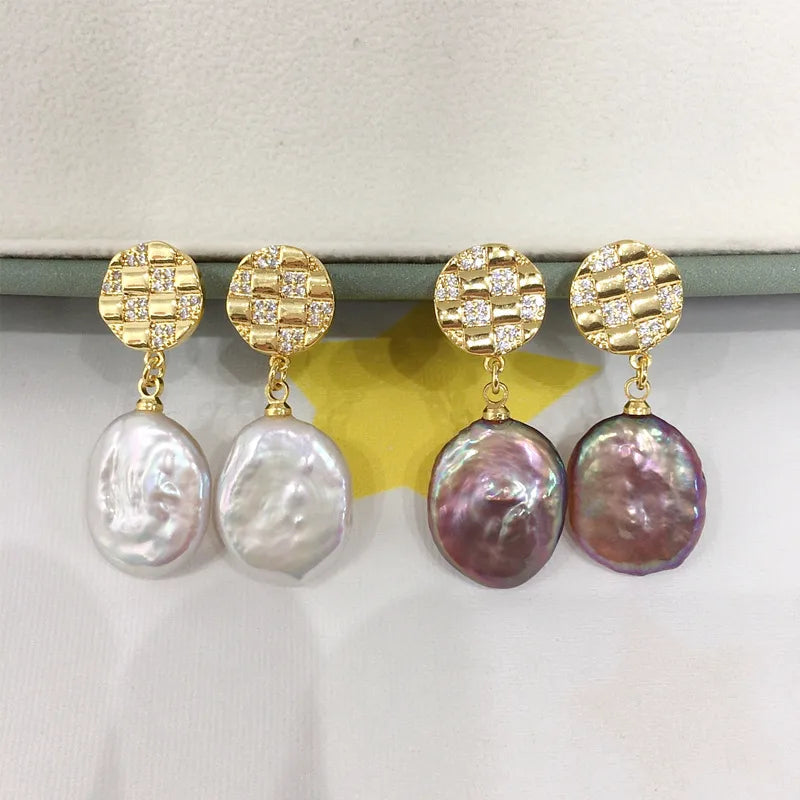 Boucles d’oreilles pendantes plaqué or 18K avec perles nacrées, motif damier.