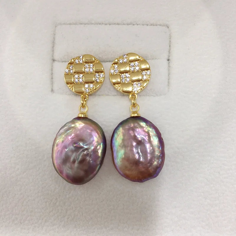 Boucles d’oreilles plaqué or 18K, perles nacrées baroques et attache damier.
