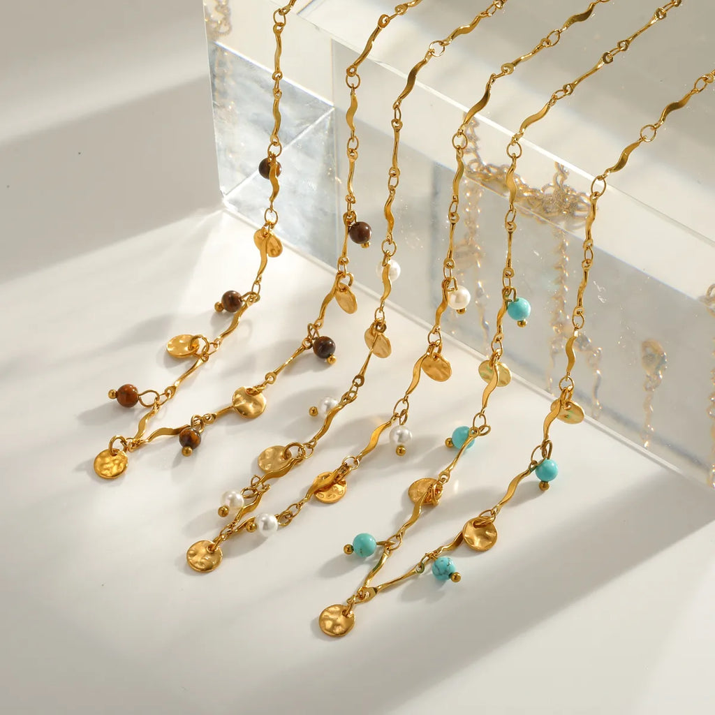 Ensemble de colliers chaîne dorée ondulée, pastilles martelées et perles multicolores