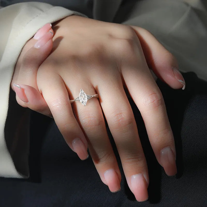 Bague argentée ajustable avec pierre solitaire claire marquise, anneau fin
