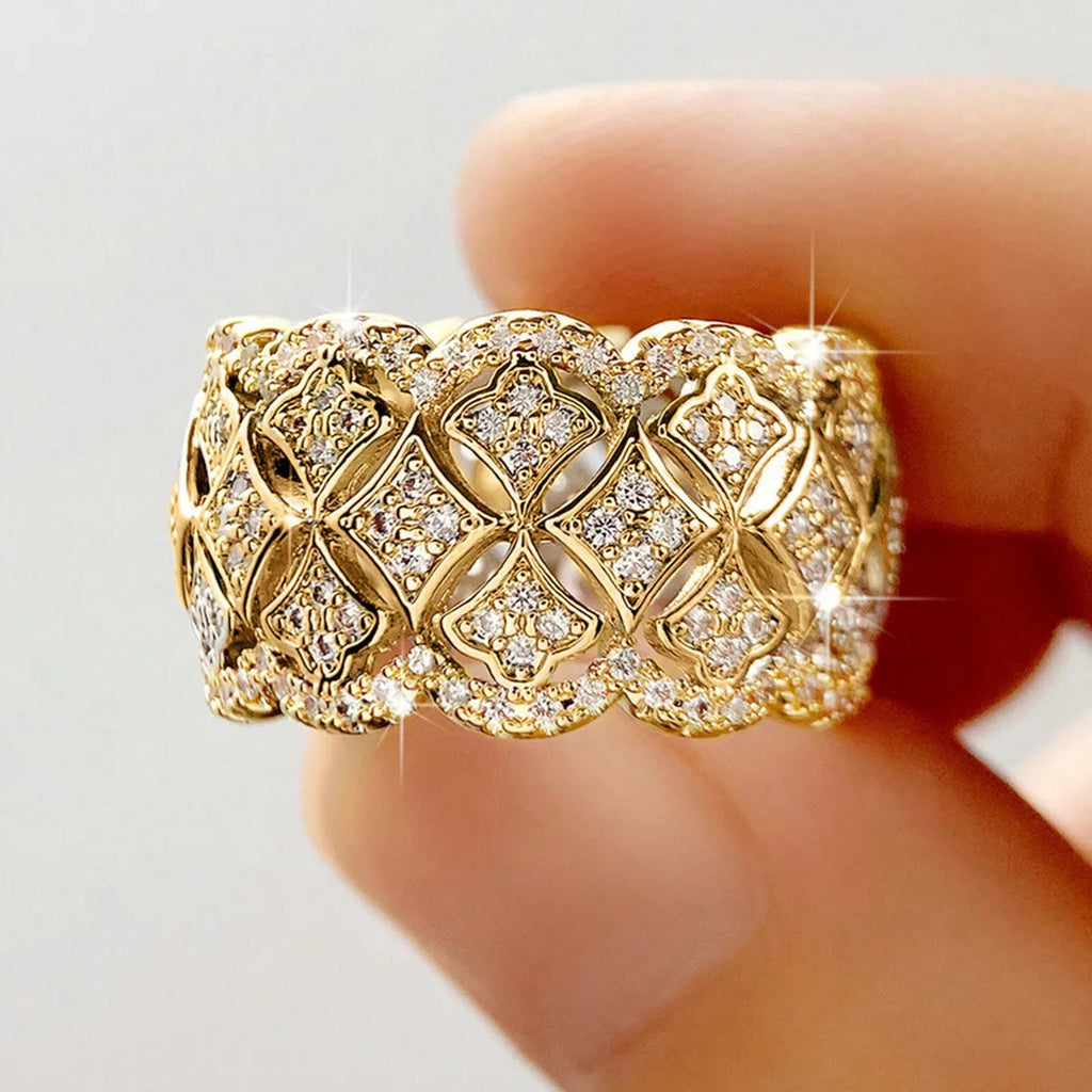 Bague dorée pavée de cristaux, gros plan sur les motifs en carrés et losanges.
