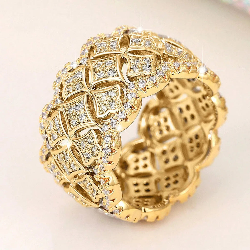 Bague dorée large, pavage de cristaux, vue latérale du motif entrelacé.