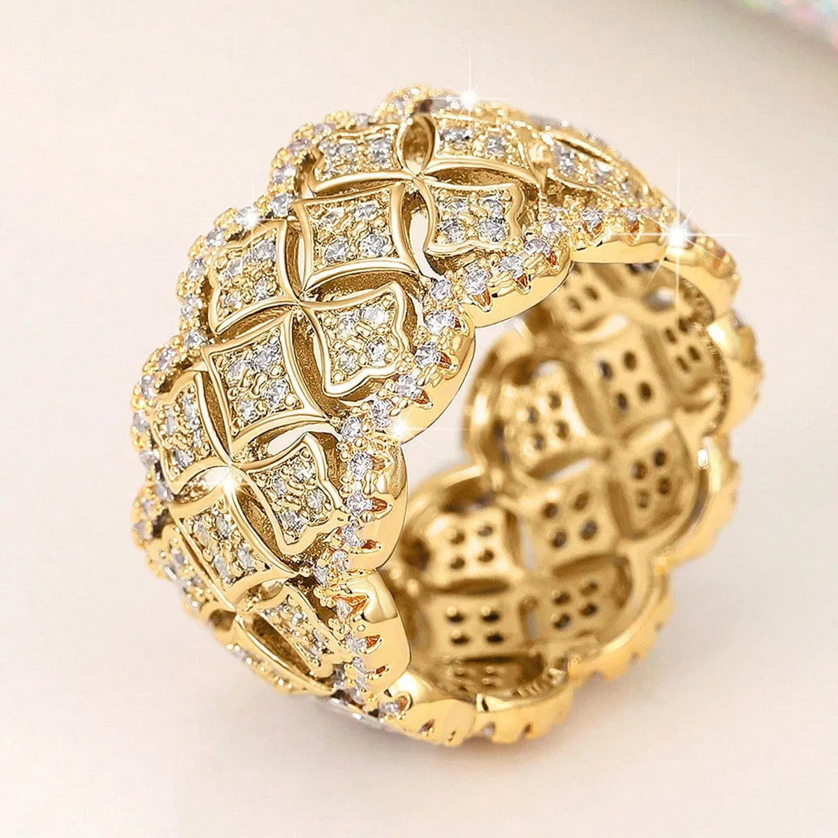 Bague dorée large, pavage de cristaux, vue latérale du motif entrelacé.