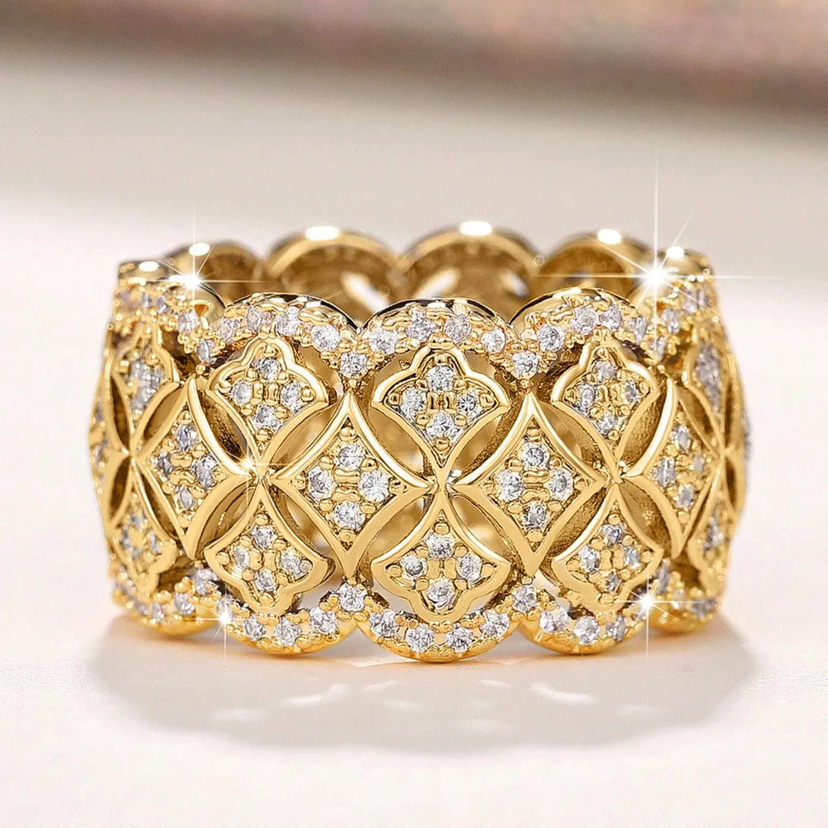 Bague large dorée en dentelle, pavage de cristaux, motif en cercle et décor ajouré.