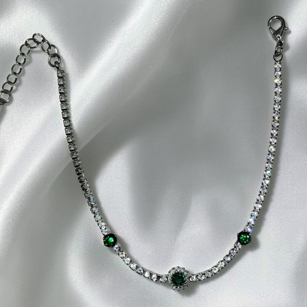 Bracelet rivière zircons blancs & vert émeraude sur fond de tissue blanc en acier inoxydable – Jewelry by Kitana