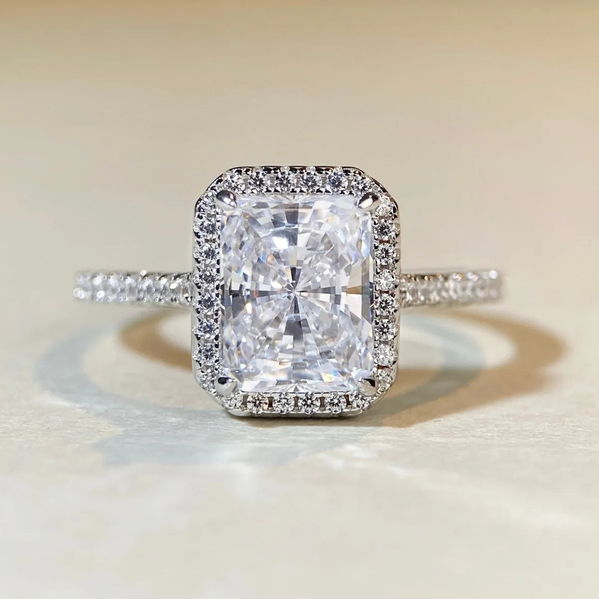 Bague solitaire en argent 925 à pierre coussin blanche, halo pavé autour.