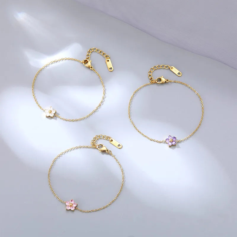 Ensemble de 3 bracelets plaqués or, fleurs en cristaux roses et blanches