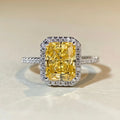 Bague solitaire en argent 925 à pierre coussin jaune, halo et pavé étincelant.