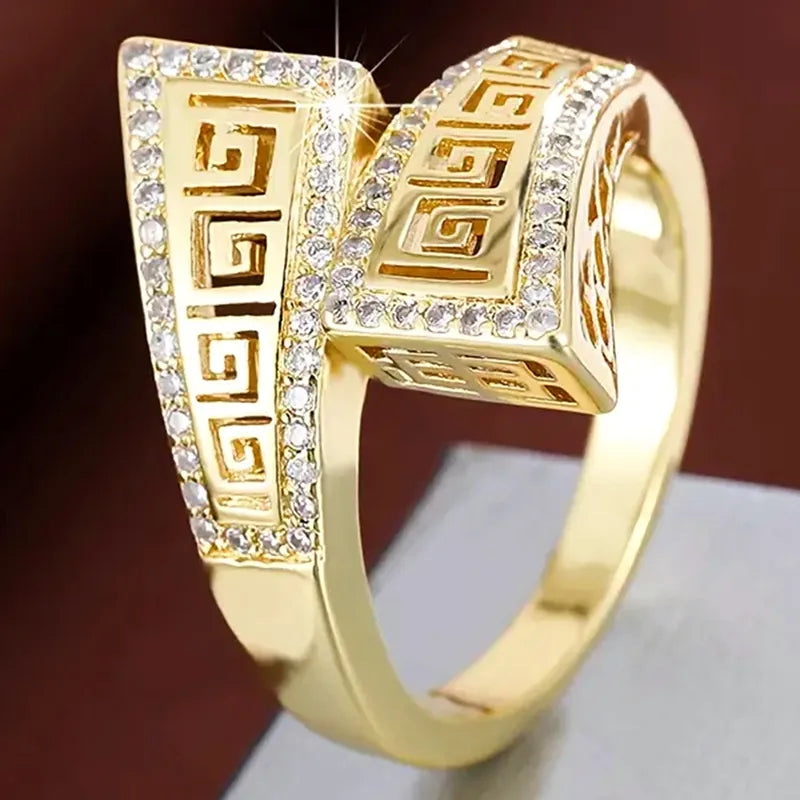 Bague plaquée or motif grec, pierres blanches sur le dessus et les côtés
