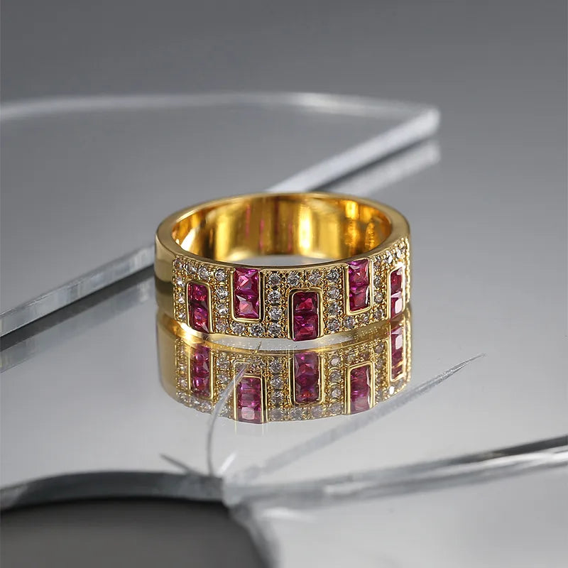 Bague plaquée or large sertie de zircons et pierres rubis magenta rectangulaires