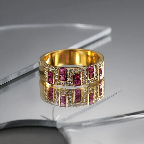 Bague plaquée or large sertie de zircons et pierres rubis magenta rectangulaires