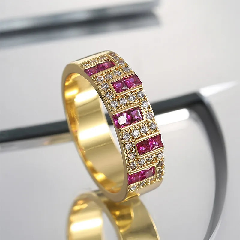 Bague plaquée or ornée de zircons et carrés à effet rubis magenta