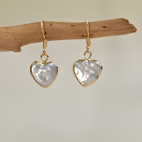 Boucles d’oreilles pendantes cœur en nacre avec crochets dorés