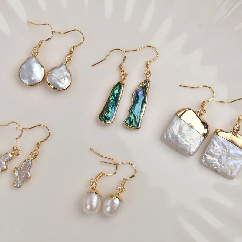 Boucles d’oreilles pendantes à goutte de perle nacrée et crochets dorés