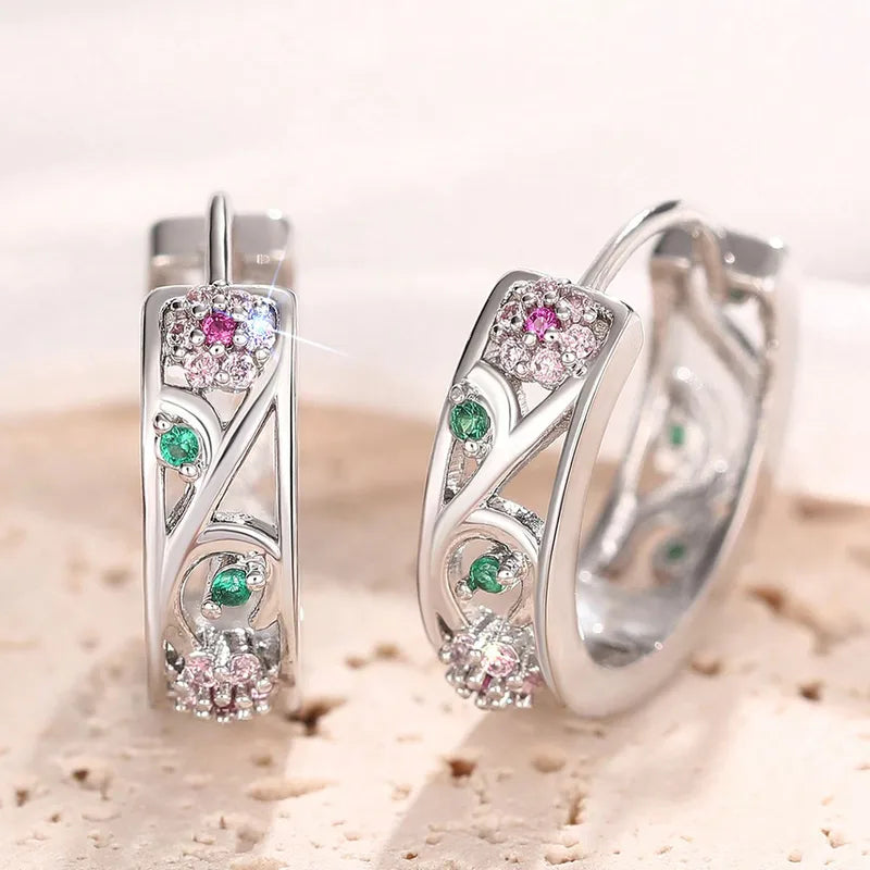 Créoles ajourées argenté, zircons roses, vert, motif floral en relief