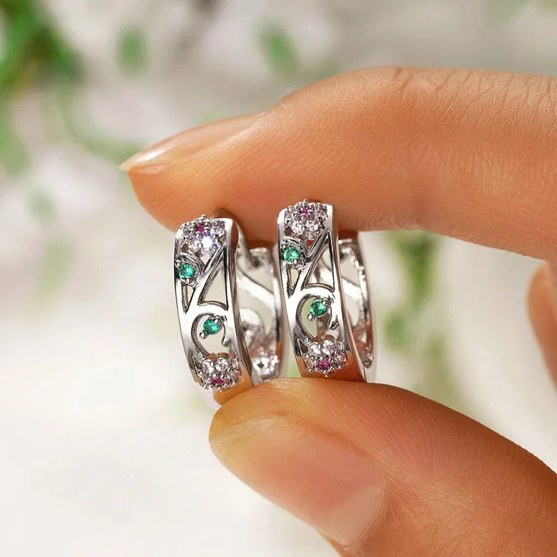 Créoles ajourées argenté avec zircons roses et verts, vue rapprochée