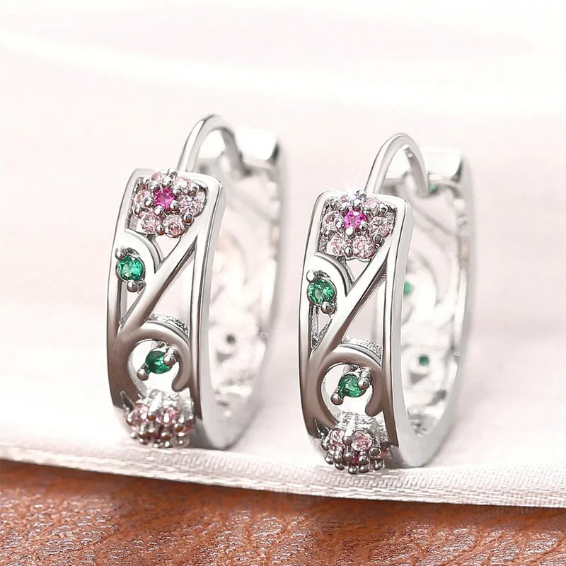 Créoles ajourées argenté, rangées de zircons roses et verts, vue de face
