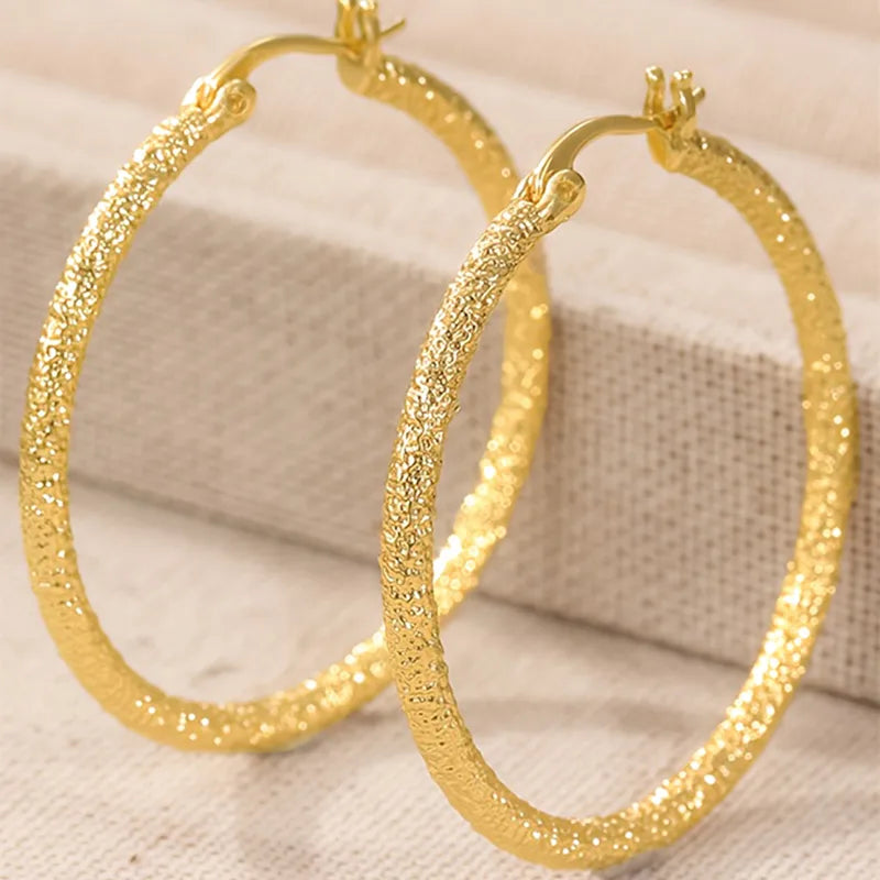 Boucles d’oreilles créoles dorées texturées, effet diamanté