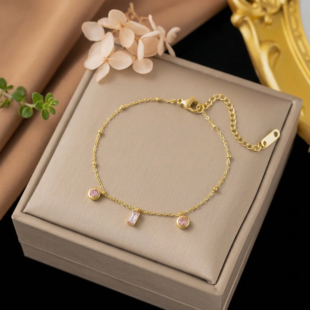 Bracelet chaîne dorée avec zircons roses géométriques
