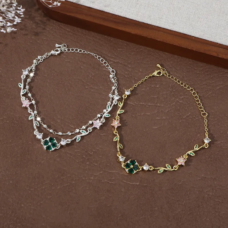 Ensemble de 2 bracelets doubles : argenté et doré, trèfle émeraude et fleurs rose