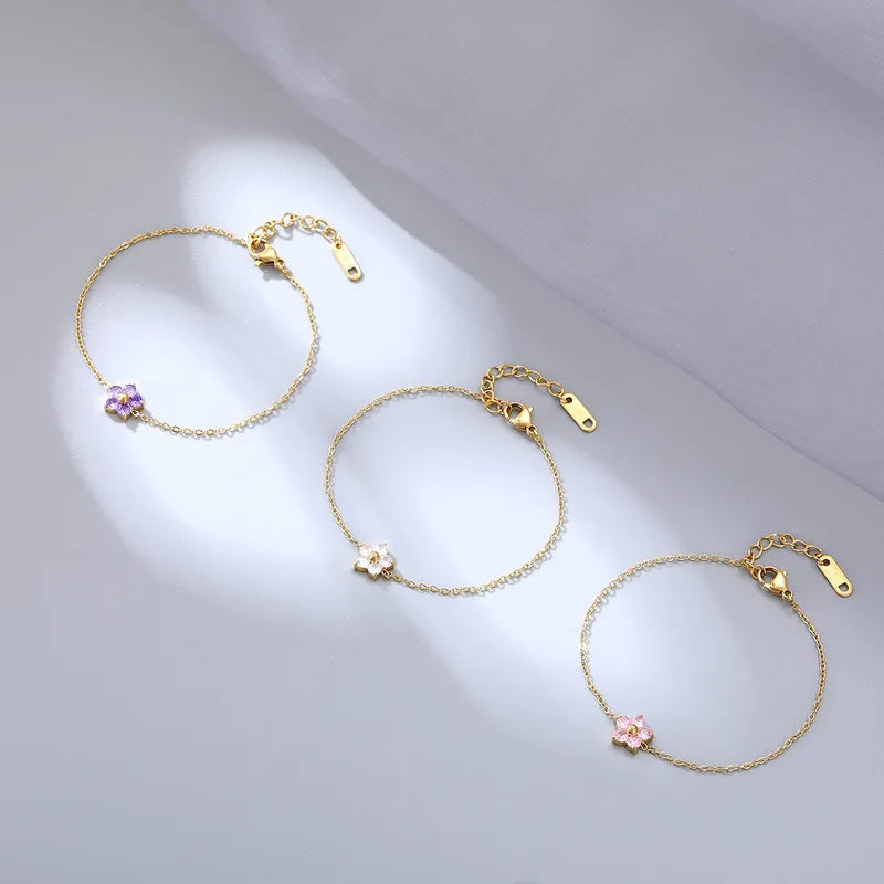 Bracelets plaqués or avec breloques fleurs en cristaux roses et blanches