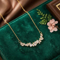 Collier doré avec rangée de pierres marquise claires sur la partie centrale