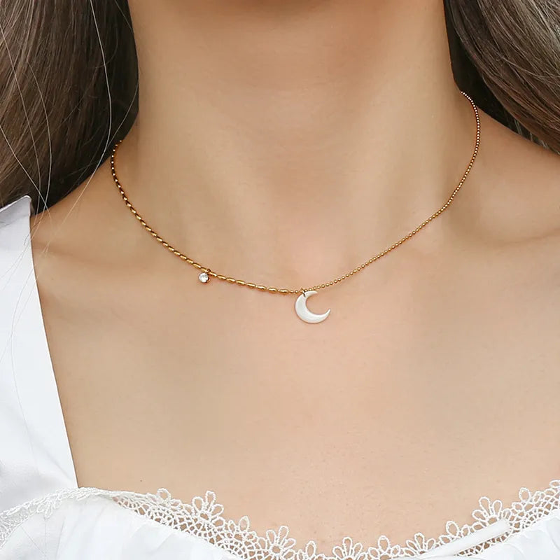 Collier ras du cou plaqué or avec pendentif lune nacrée blanche