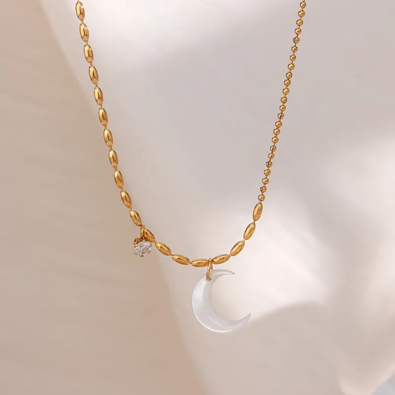 Collier plaqué or à maillons et pendentif lune nacrée blanche
