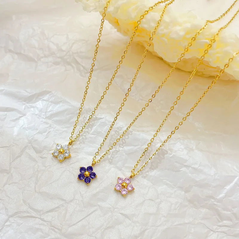 Lot de colliers à pendentifs fleurs cristal plaqué or : blanc, rose, bleu