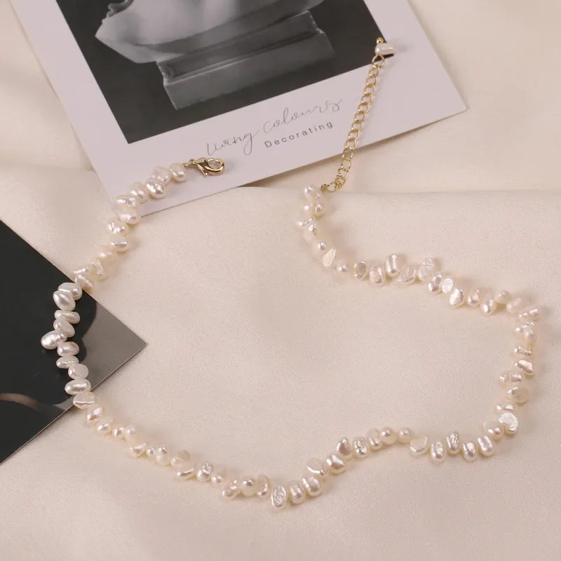 Collier en perles d’eau douce blanches sur chaîne plaquée or, vue de face