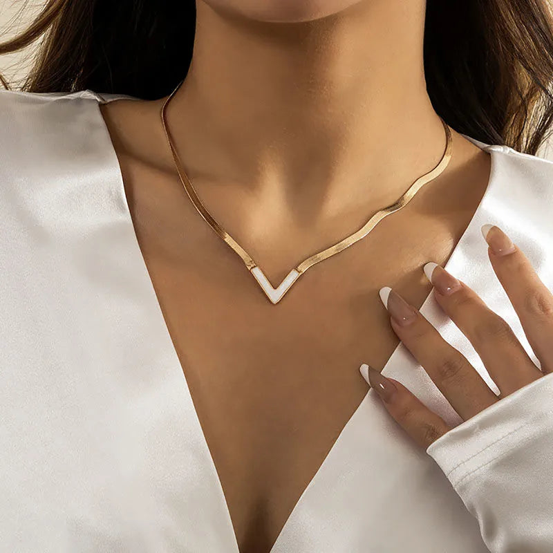 Collier plaqué or avec pendentif en V encadré nacré et fond vert, sur modèle
