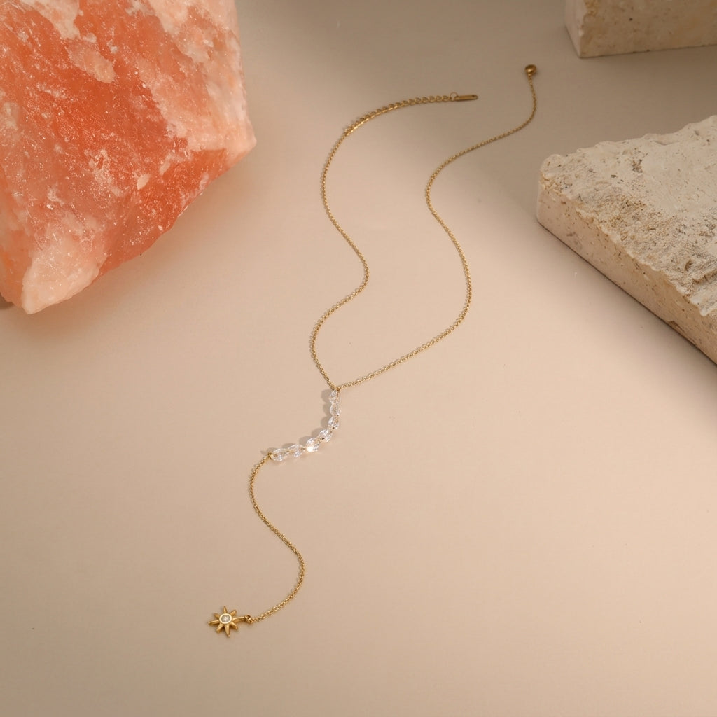 Collier doré à chaîne fine, pendentif soleil et trois motifs en cristal clair