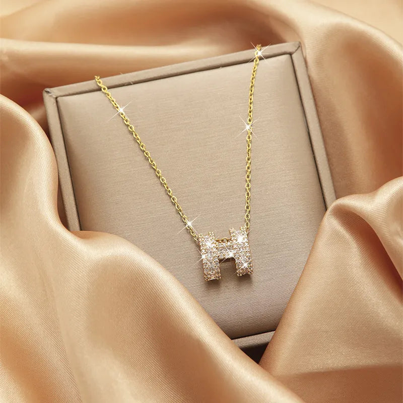 Collier pendentif initial «H» en plaqué or, breloque pavée de zircons, chaîne fine