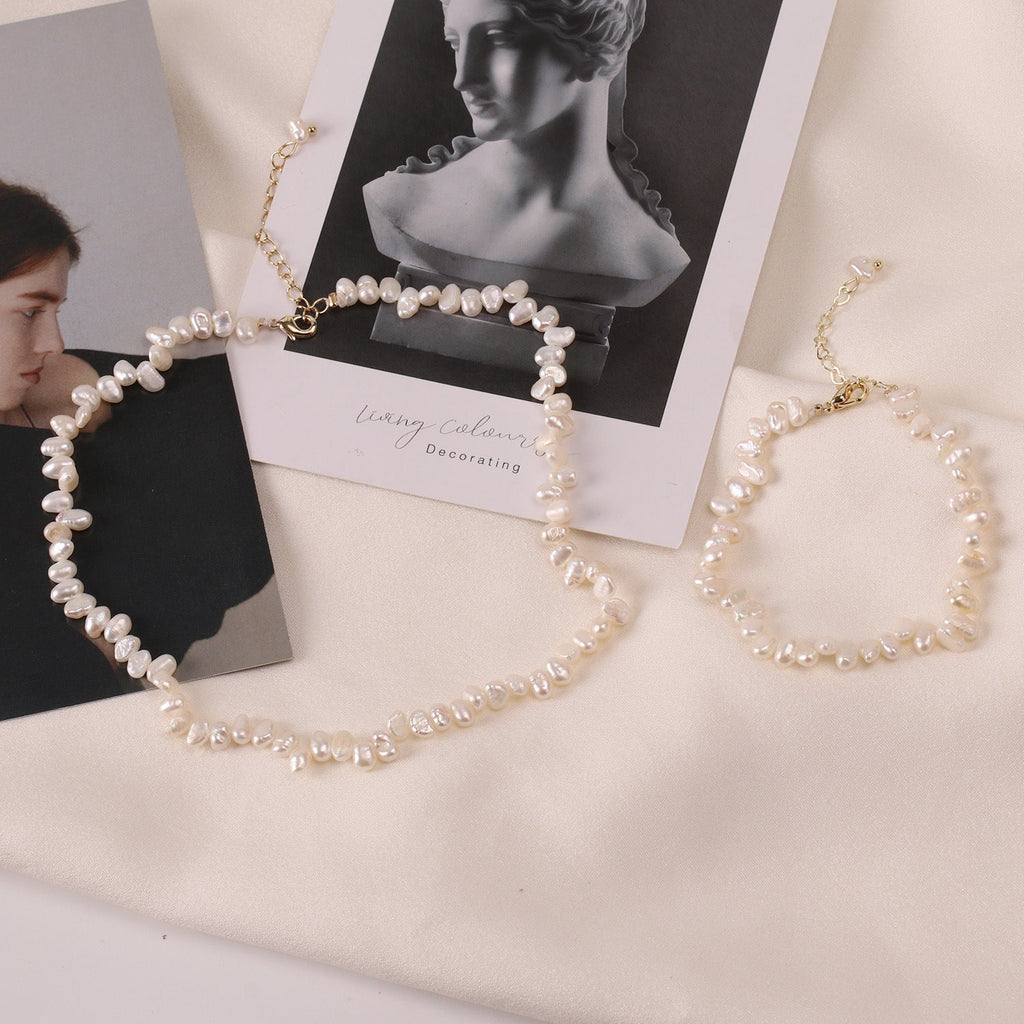 Parure collier et bracelet en perles d’eau douce blanches, chaîne plaquée or, vue d’ensemble
