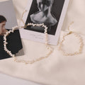 Parure collier et bracelet en perles d’eau douce blanches, chaîne plaquée or, vue d’ensemble