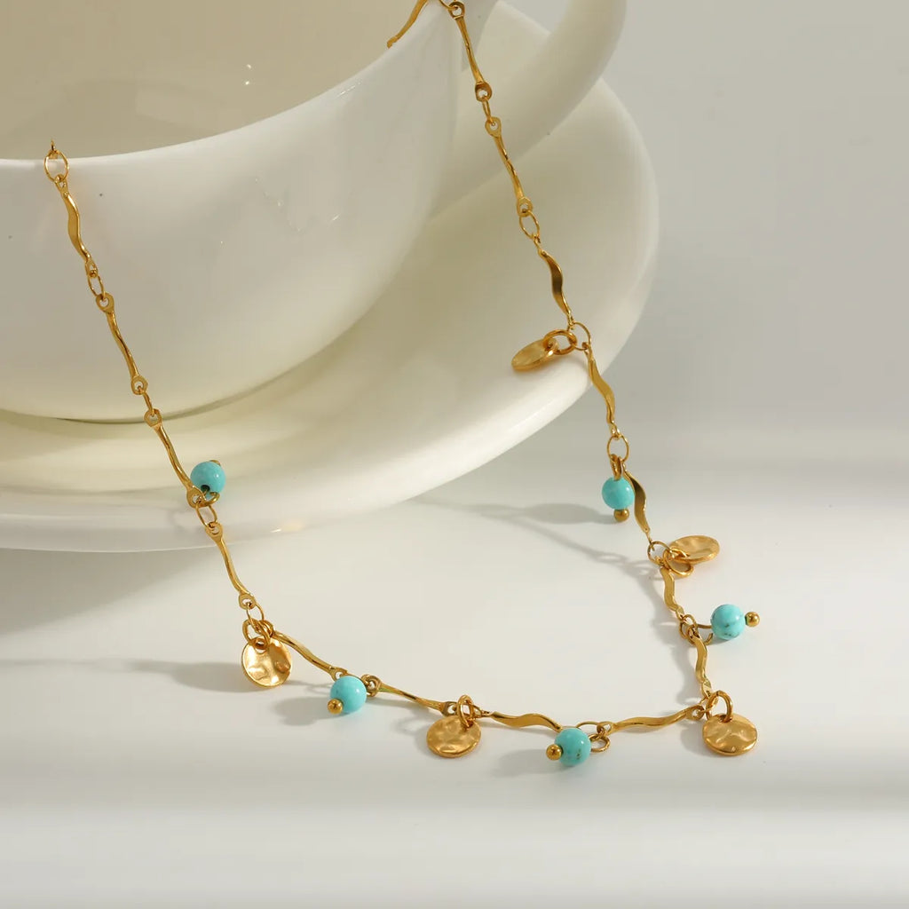 Collier chaîne dorée ondulée avec pastilles martelées et perles turquoise