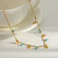 Collier chaîne dorée ondulée avec pastilles martelées et perles turquoise