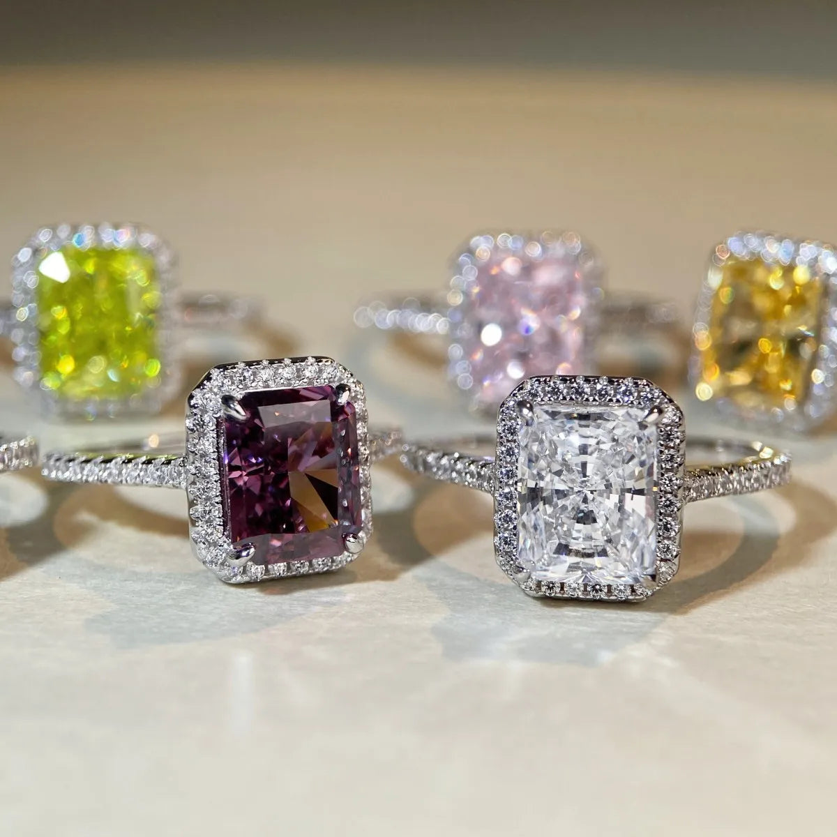 Bague solitaire argent 925 avec pierres coussin vert, violet, blanc et rose, halo pavé.
