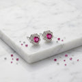 Boucles d’oreilles à clous argent motif fleur, zircon rose fuchsia et petits strass.