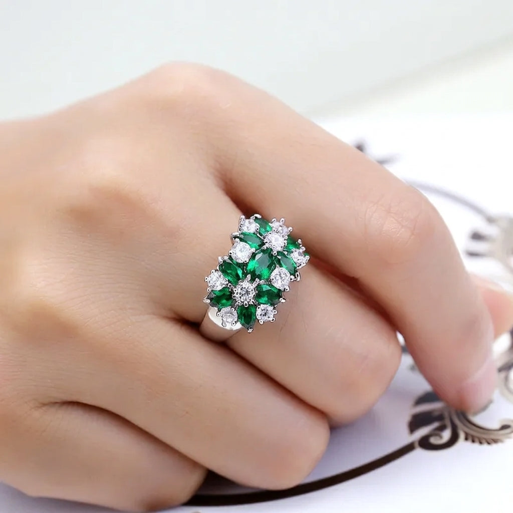 Femme portant une bague bouquet zircons vert émeraude et cristal blanc argentée acier inoxydable — Jewelry by Kitana
