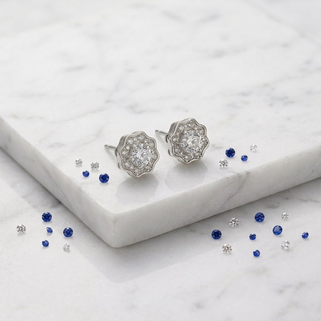 Boucles d’oreilles à clous motif fleur argent, zircons bleus et blancs sertis.