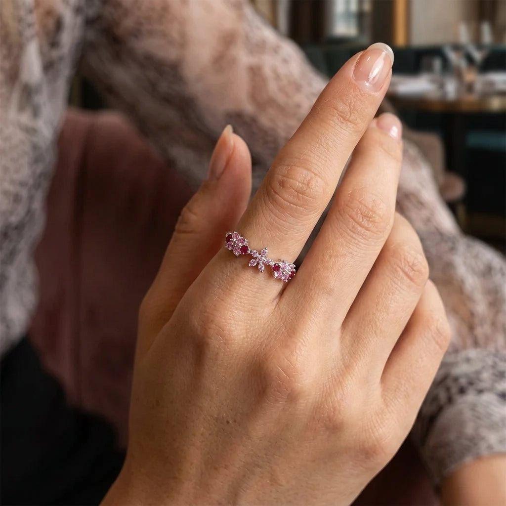 Bague ajustable à motif floral avec zircons roses et fuchsia portée au doigt