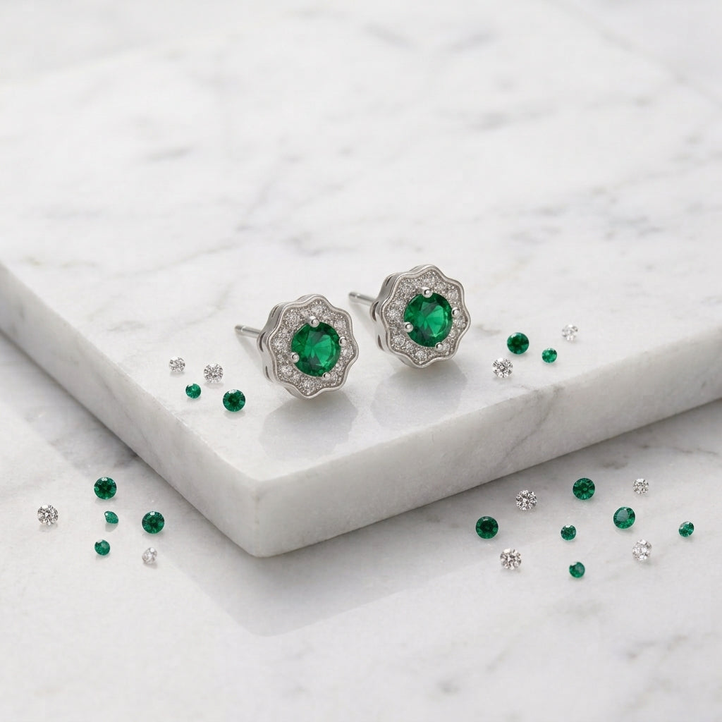 Boucles d’oreilles à clous motif fleur argent, zircons verts et blancs étincelants.