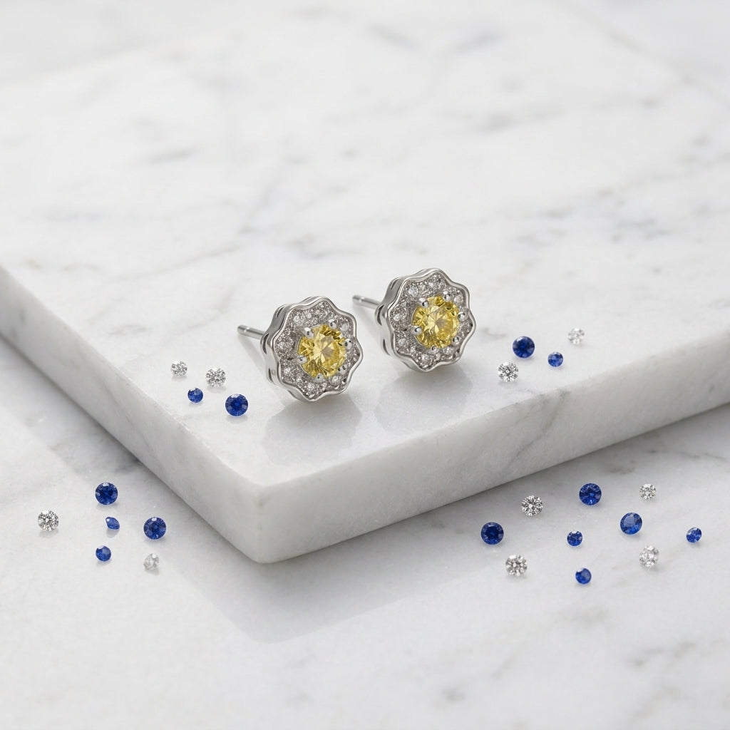 Boucles d’oreilles à clous motif fleur argent, zircons jaunes, bleus et blancs.