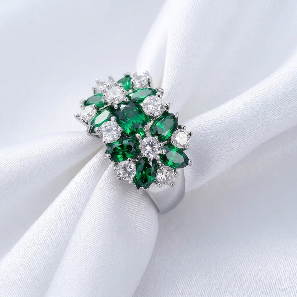 Bague cocktail argentée bouquet de zircons vert émeraude et cristal blanc sur tissu blanc — Jewelry by Kitana

