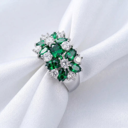 Bague cocktail argentée bouquet de zircons vert émeraude et cristal blanc sur tissu blanc — Jewelry by Kitana
